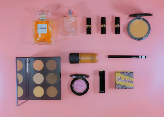 Fond de Teint Naturel vs Adaptable : La Grande Comparaison - Hailey Beauty