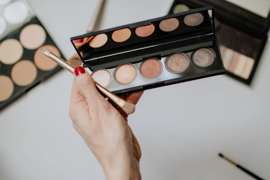 Techniques de mélange pour un fond de teint adaptable parfait - Hailey Beauty